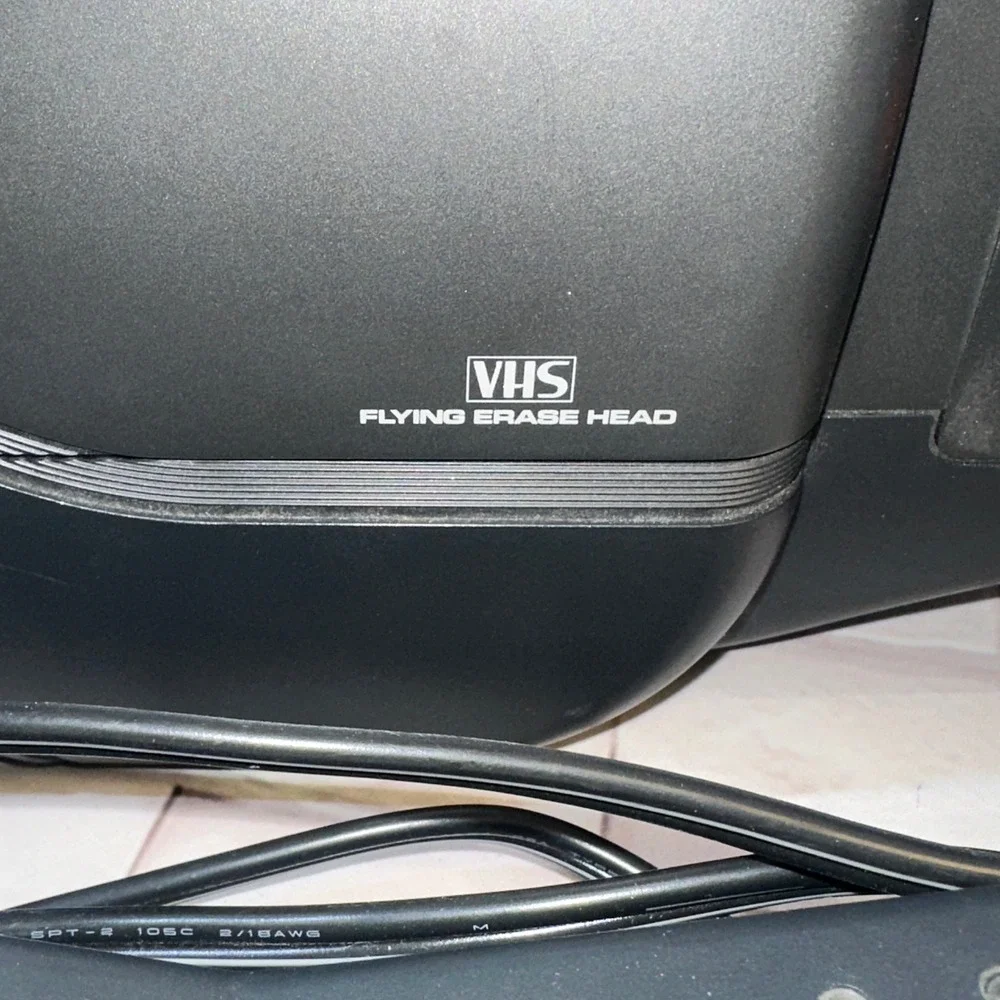 GE CG684 VHS‎ Camcorder 8X Power Zoom Auto Focus Vintage Video Camera w/Charger